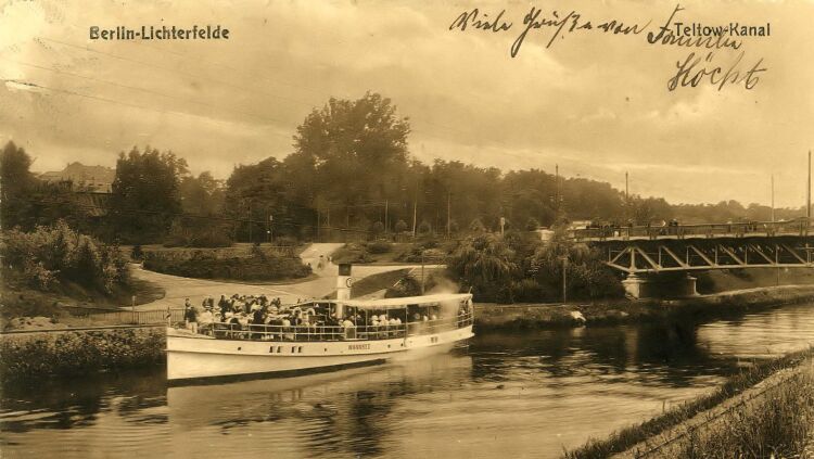 Ausflugsschiff auf dem Teltowkanal nahe der 'Emil-Schulz-Brücke'