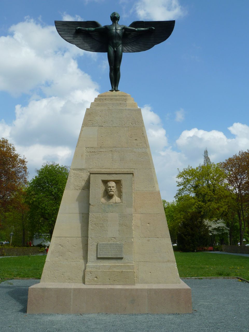 Denkmal für 'Otto Lilienthal' im Bäkepark in 'Berlin-Lichterfelde Ost'