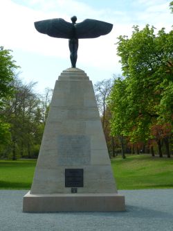 Denkmal für 'Otto Lilienthal' in Lichterfelde Ost, an der Bäkestraße, Rückseite