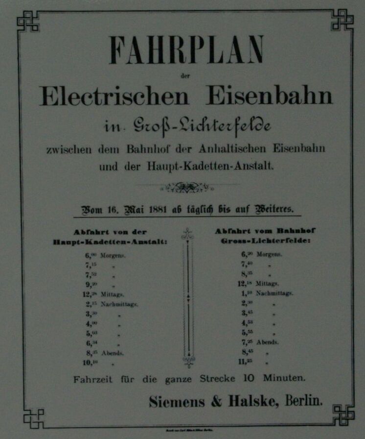 Fahrplantafel der ersten elektrische Straßenbahn der Welt.